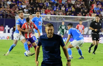 Jugadores disputando balón y Martín Anselmi gritando/ Foto El Sol de San Luis.