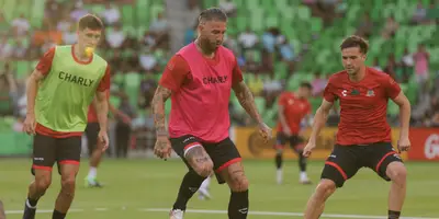 Jugadores en calentamiento. Foto: Liga MX