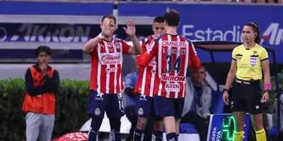 Jugadores en cambio. Foto: Chivas