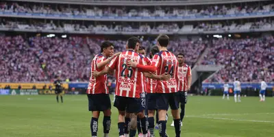 Jugadores en festejo. Foto: Chivas