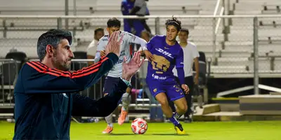 Jugadores en partido con Paunovic al frente. Foto: Pumas