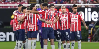 Jugadores en partido. Foto: Chivas