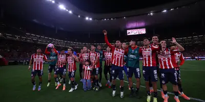 Jugadores en partido. Foto: Chivas