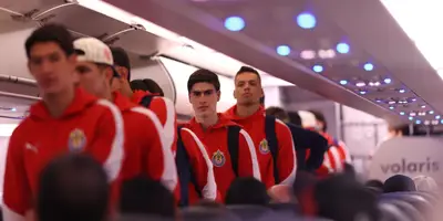 Jugadores en viaje. Foto: Chivas
