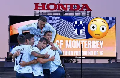 Jugadores festejando gol y emoji a su lado/ Foto Soy Rayado.