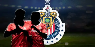 Jugadores incógnitos del Toluca junto al escudo de Chivas / FOTO X