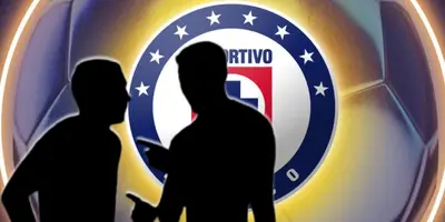 Jugadores incógnitos junto al escudo de Cruz Azul / FOTO JUAN FÚTBOL