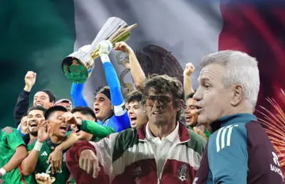 Jugadores levantando título, Bora Milutinovic y Javier Aguirre/Foto Villa del Palmar Loreto.