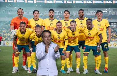 Jugadores posando y Emilio Azcárraga aplaudiendo/Foto Club América.