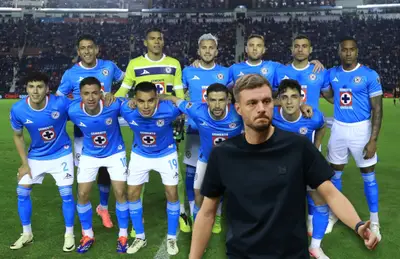 Jugadores posando y Martín Anselmi/Foto Cruz Azul.