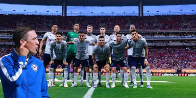 Jugadores previo a partido, foto de Cruz Azul, con Vicente al frente