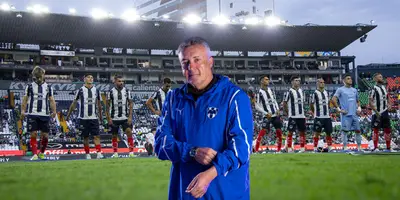 Jugadores previo a partido, foto de Rayados, con Torrent al frente