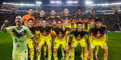 Jugadores previo a partido, foto del América, con Guido al frente