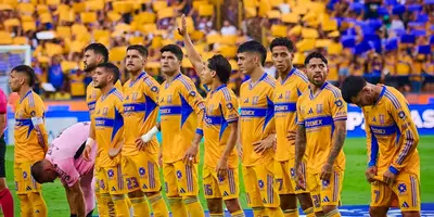 Jugadores previo a partido. Foto: Tigres