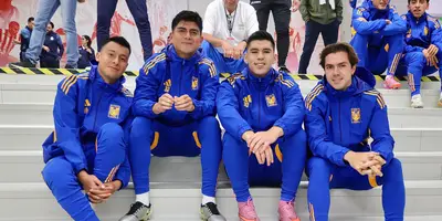 Jugadores sentados previo a partido. Foto: Tigres