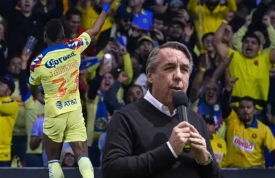 Julián Quiñones celebrando y Emilio Azcárraga con micrófono/Foto Marca.