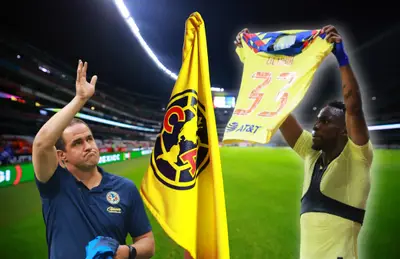 Julián Quiñones con la playera alzada y André Jardine saludando/ Foto TUDN.