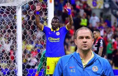 Julián Quiñones con las manos arriba y André Jardine/Foto Fútbol Total.