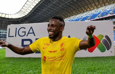 Julián Quiñones y escudo de Liga MX/ Foto El Universal.