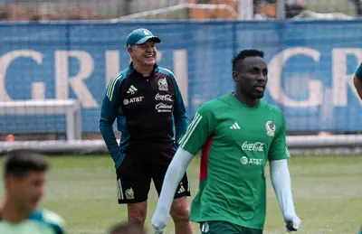 Julián Quiñones y Javier Aguirre/Foto Marca.