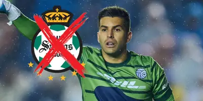 Julio González junto al escudo de Santos Laguna / FOTO FACEBOOK