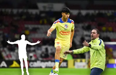 Kevin Álvarez jugando, silueta de futbolista y André Jardine/ Foto Leagues Cup.