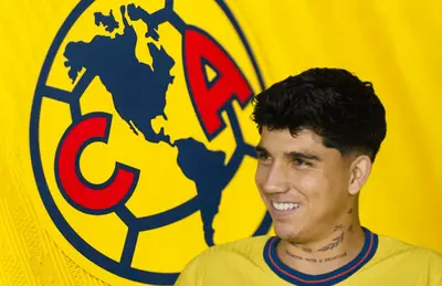 Kevin Álvarez sonriendo y logo de las Águilas/ Foto Club América.
