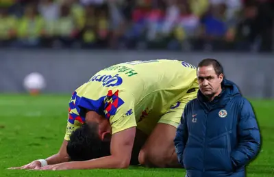 Kevin Álvarez tirado y a su lado André Jardine/ Foto Mediotiempo.