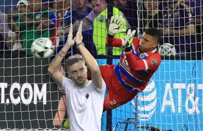 Kevin Mier atajando penal y Martín Anselmi/ Foto Cruz Azul.