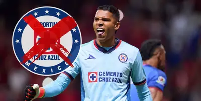Kevin Mier junto al escudo de Cruz Azul / FOTO TRANSFERMARKT
