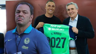 Keylor Navas durante su renovación con Pumas y Santiago Baños