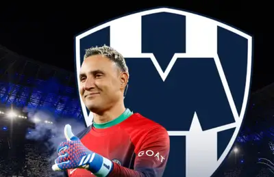 Keylor Navas levantando dedo pulgar y escudo de Rayados/ Foto Fox Sports.