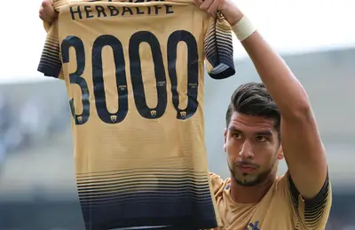 Lalo Herrera mostrando playera/ Foto Pumas.
