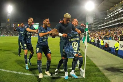 Las Águilas del América mantuvieron el invicto, tras empatar 2-2 con el Santos, después de venir de atrás y sumar siete puntos.