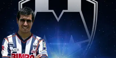 Leandro Gracián junto al escudo de Rayados de Monterrey / FOTO PÁGINA 12