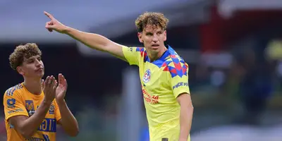 Lichnovsky dando indicaciones en partido con América. Foto: 365 scores