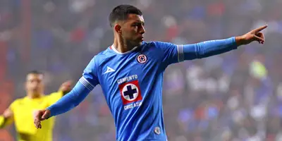 Lira en partido con Cruz Azul. Foto: Fútbol Total