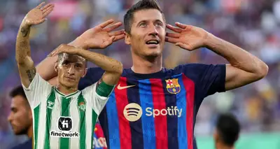 Lo que hizo Lewandowski con Guardado en su último partido en Betis