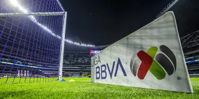 Lona de Liga MX en el Azteca. Foto: Récord