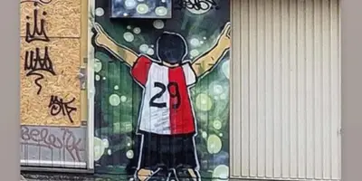 Los aficionados de Feyenoord pintaron un mural del ‘Bebote’ con su clásico festejo