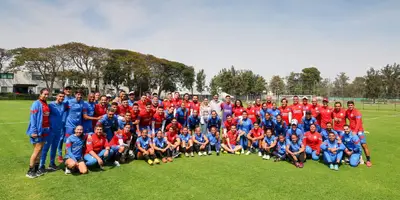 Los equipos conformados por futbolistas de ambas categorías empataron a un gol