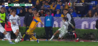 Los Pumas con inferioridad numérica en el terreno de juego.