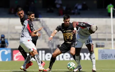 Los Pumas perdieron una ventaja dos veces en el partido y con diez dejó ir puntos y empató ante el Atlas, en la cancha de Ciudad Universitaria.