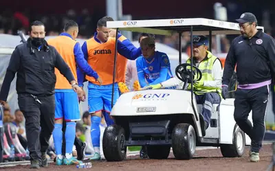 Los Tigres de la Autónoma de Nuevo León van ganando 1-0 a Cruz Azul en el primer tiempo, gracias a un testarazo de Guido Pizarro.