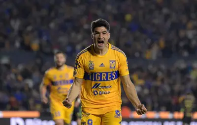 Los Tigres vencen 3-1 al momento a los Pumas en el duelo en el Estadio Universitario, y Gignac trae de hijos a los Pumas.