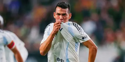 Lozano besando el escudo. Foto: San Diego