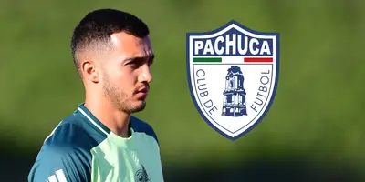 Luis Chávez junto al escudo de Pachuca / FOTO ESTO