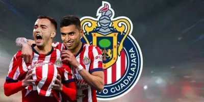 Luis Chávez y Orbelín Pineda junto al escudo de Chivas / FOTO FACEBOOK