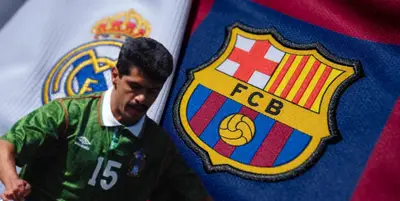 Luis Flores Ocaranza junto al escudo del Real Madrid y Barcelona / FOTO MILENIO