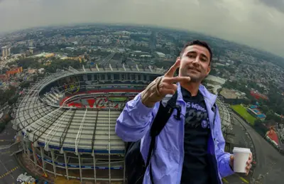 Luis Fuentes saludando y el Coloso de Santa Úrsula de fondo/Foto Estadios de México.